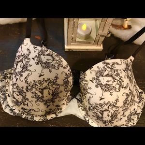 🔥 Victoria’s Secret Lined Demi Bra 🔥